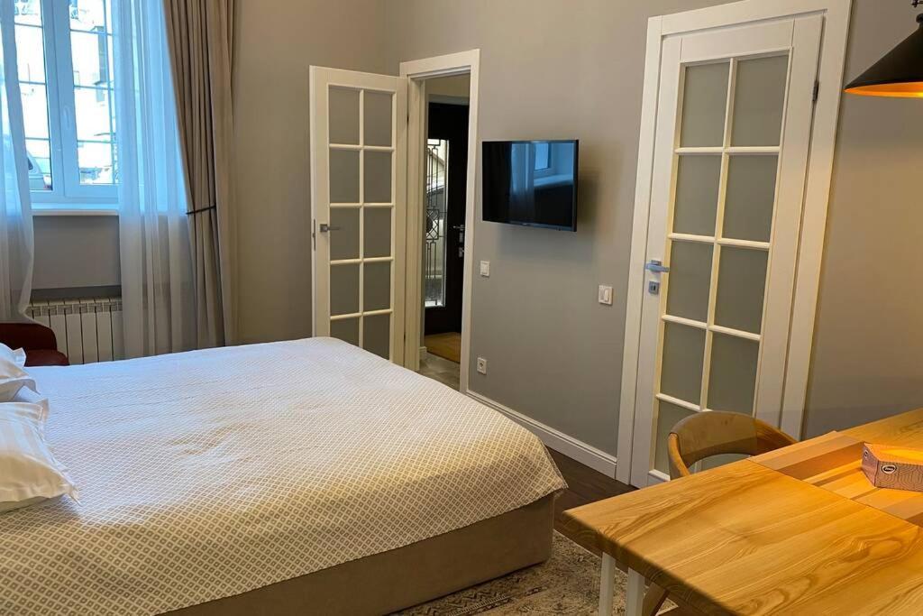 Hidden Gem With Its Own Private Entry At Lypky Apartment Kyiv Exterior photo